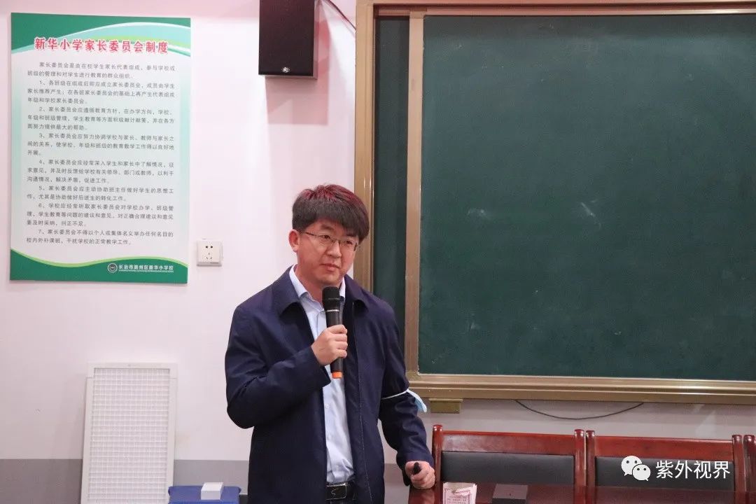 看，這個小(xiǎo)學(xué)六一迎來了科(kē)學(xué)家！